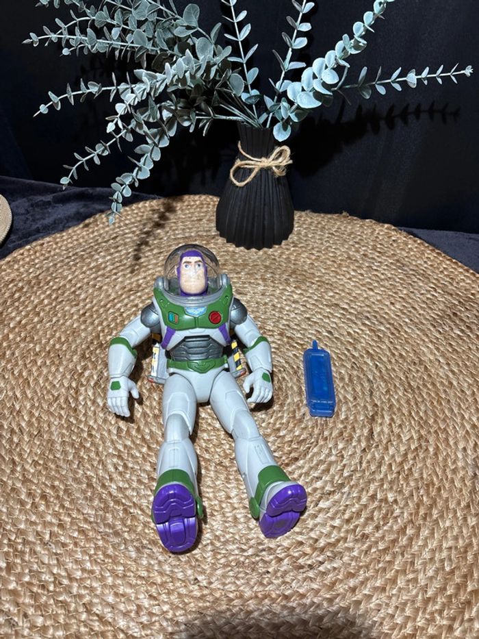 Buzz l’éclair articulée jet pack parlante avec traînée de vapeur 30cm - photo numéro 2