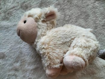 Doudou mouton qui béle