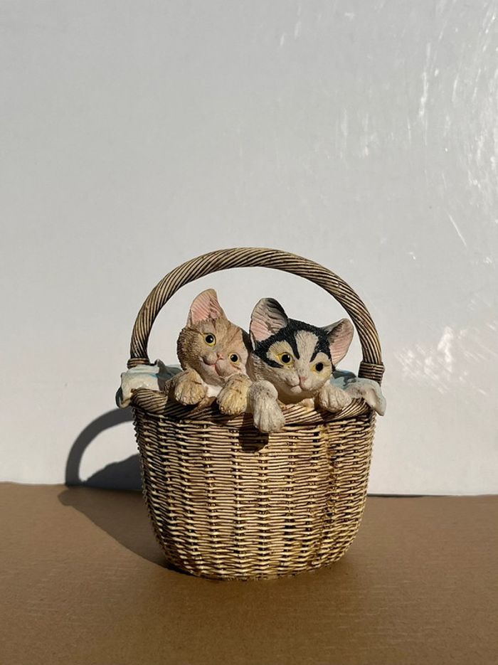 Figurine panier anse avec 2 chats et draps