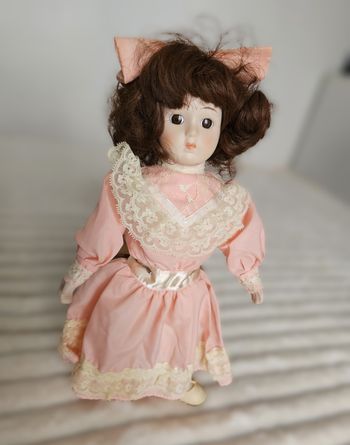 🎀 Poupée 4 – Poupée de collection 37 cm – Tête en porcelaine – Robe rose dentelle