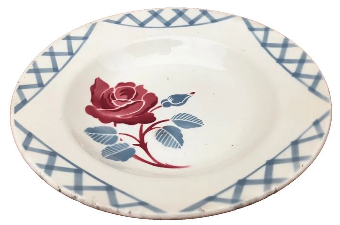 Années 1920 Assiette creuse Badonviller France Demi-Porcelaine