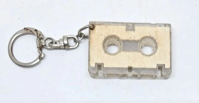 Ancien porte-clé.
Cassette audio.
5x3,3x0,8cm - photo numéro 7