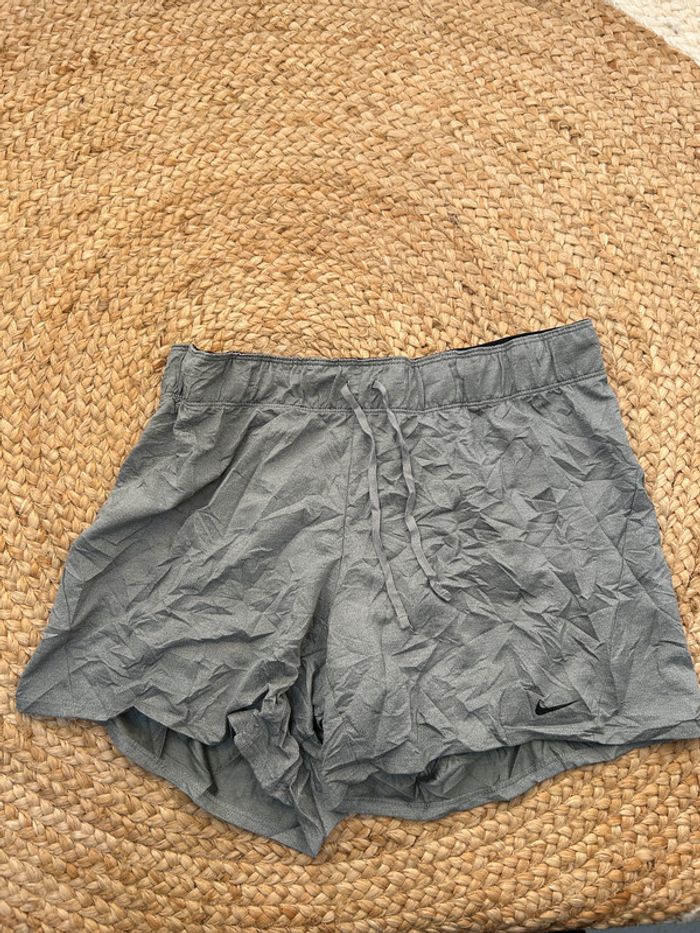 Short Nike Dri-FIT Gris Femme M | Très Bon État | Sport/Casual | SM1301