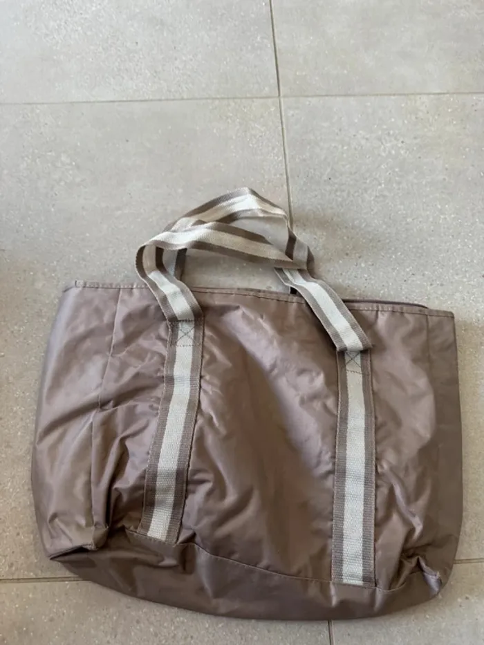 Sac à main gris Bensimons, il y a des marques d'usures et des petits trous dans les coins, 37x27cm - photo numéro 4