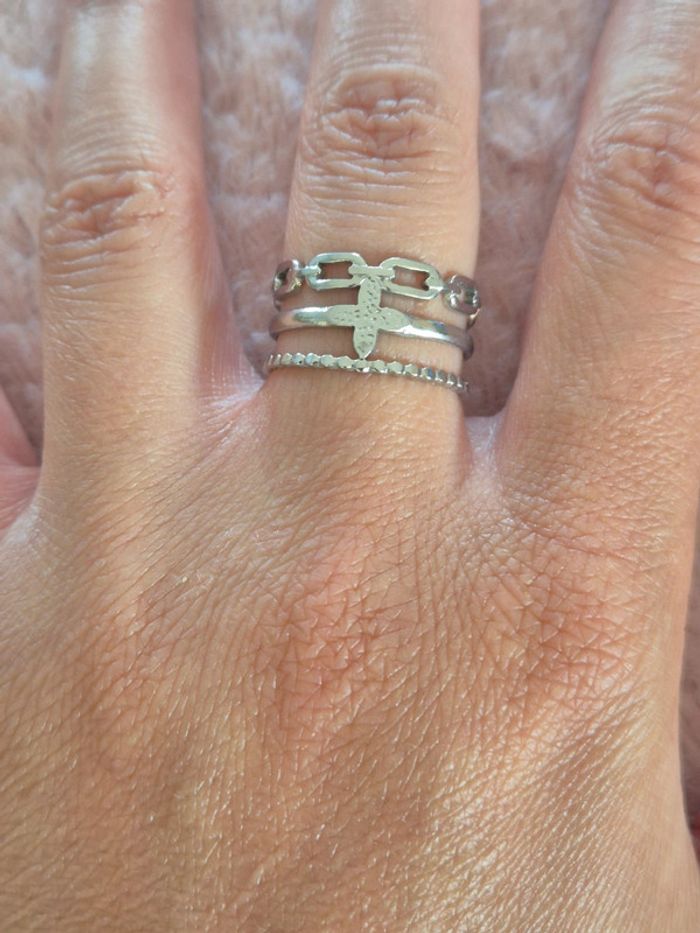 Magnifique bague avec croix en acier