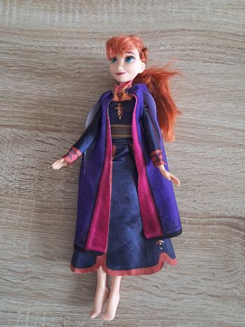 Poupee anna reine des neiges qui chante et s'allume 