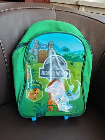 Sac goûter ou cartable à roulettes Jurassic World nounou école centre aéré