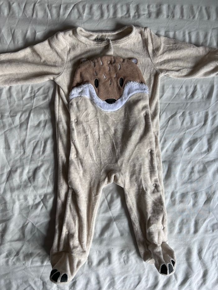 Lot de 7 pyjamas, taille 9 mois.