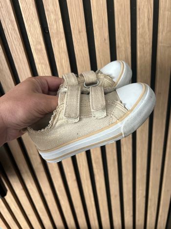 Chaussure tape à l’œil