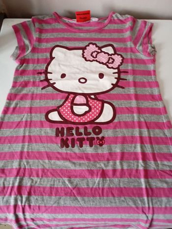 Tee-shirt chemise de nuit manches courtes.. 6/8 ans . Hello Kitty. Coton rayé gris clair chiné er rose fushia. Très bon état