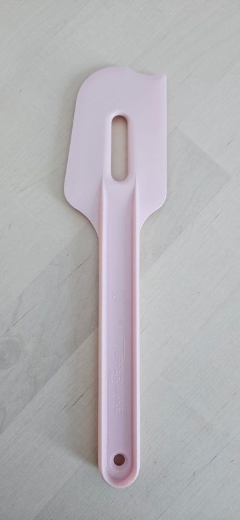 Spatule/ racloir Tupperware neuve Neuve
2 spatules disponibles (  prix pour  1 unité) 
La spatule a des angles arrondis et des coins légèrement inclinés, ce qui permet de mélanger facilement les aliments. Elle est idéale pourdes préparations pour gâteaux,