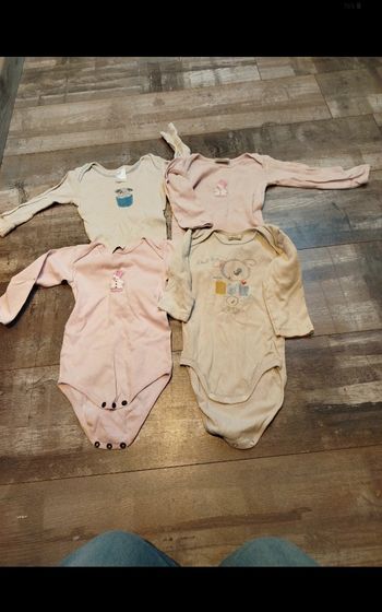 Lots de 4 bodies  18mois