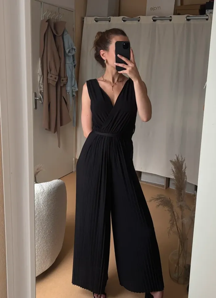 Combinaison fluide à décolleté noire et ceinture