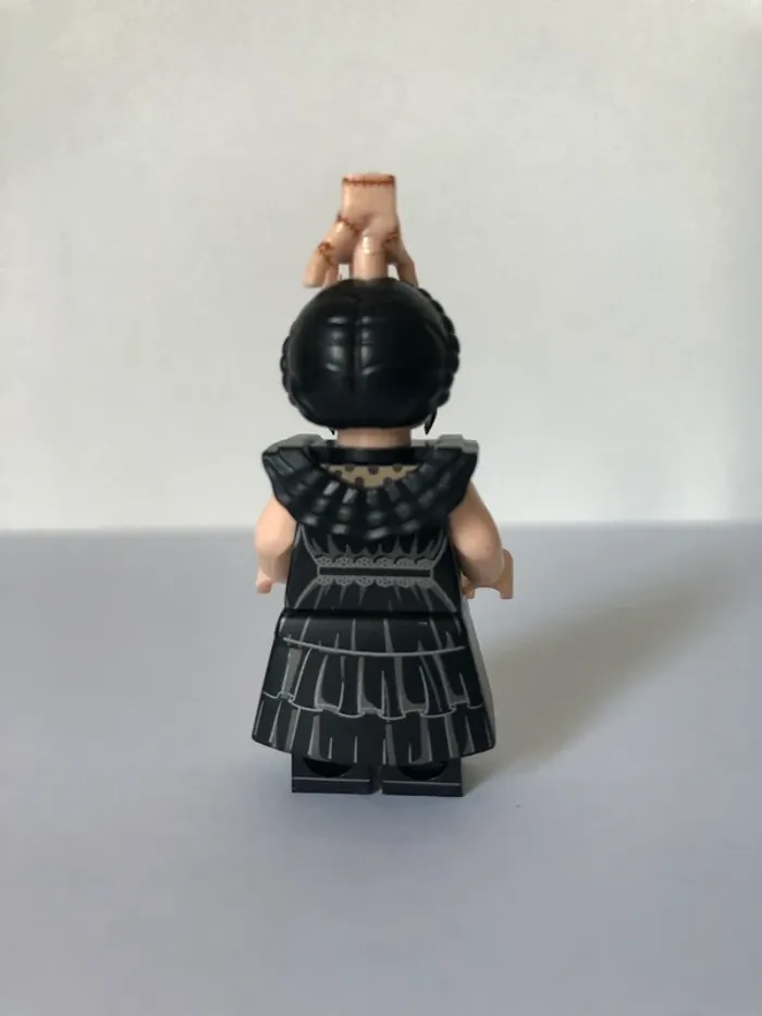 Figurine type lego Mercredi avec la chose. Addams Family - photo numéro 3