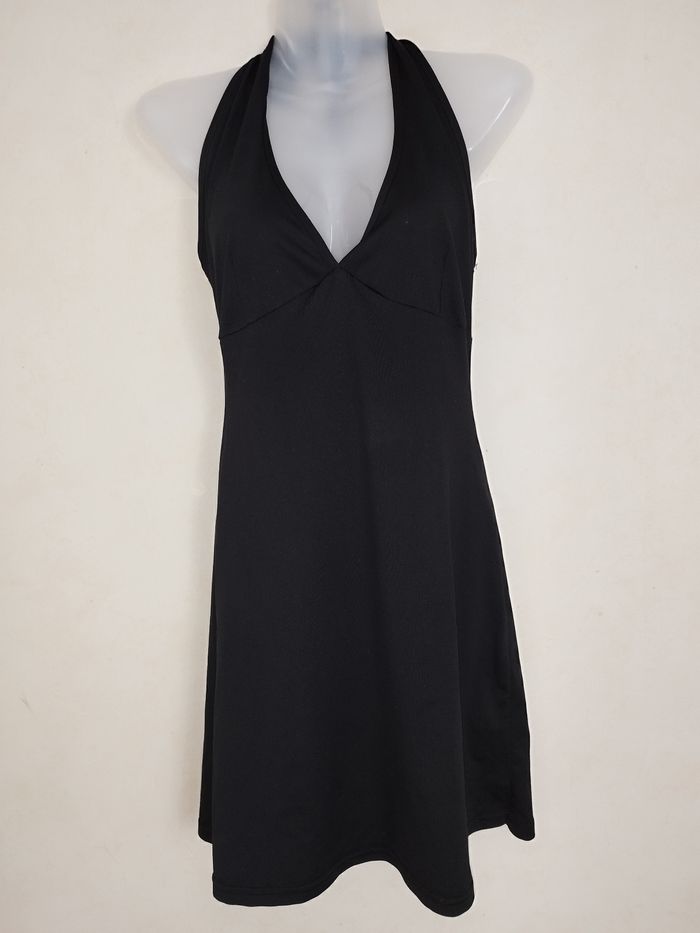 Robe noire dos nu