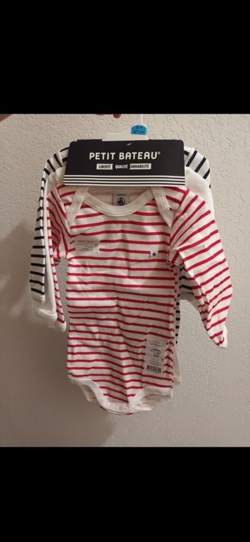 Lot bodies neufs petit bateau 6 mois