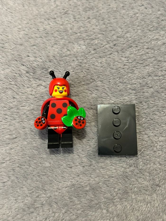 Minifigurine lego 71029 série 21 suit Guy coccinelle