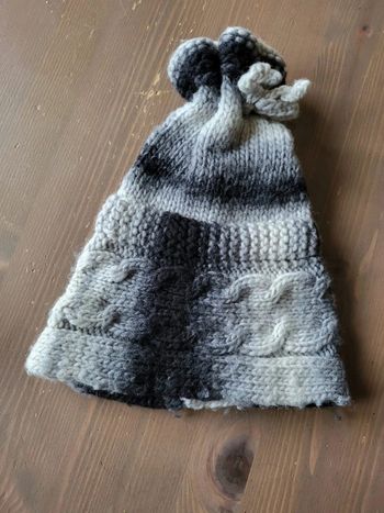 Bonnet tricoté à la main gris noir blanc