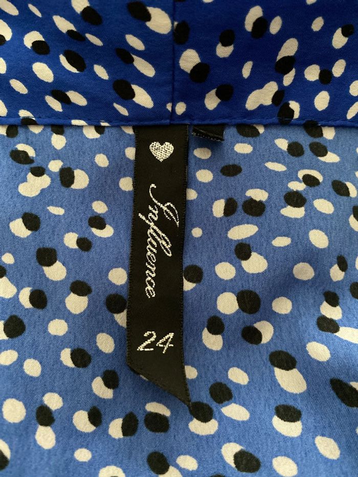 Jolie Blouse Imprimée Avec Des Boutons Taille 52 - photo numéro 10
