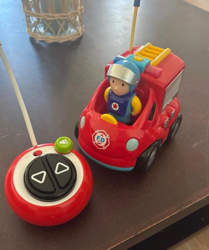 Voiture télécommandée de pompier pour enfant - photo numéro 2