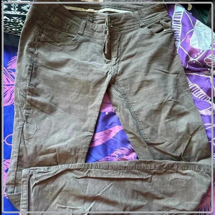 Pantalon style velours taille 40 marque cache cache