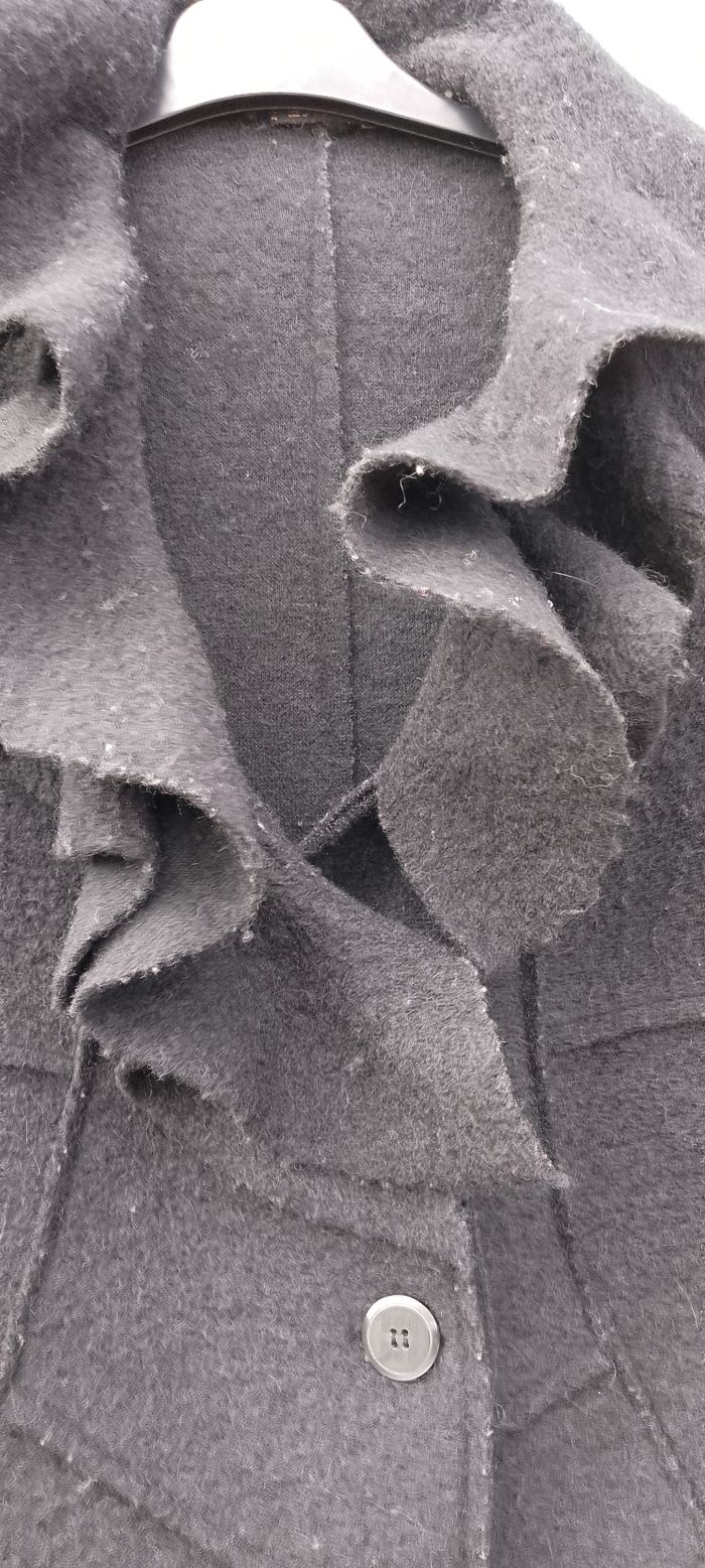 Joli manteau exxe paris en lainage. Avec des volants au col et en bas . Poches  . Bien chaud .3 boutons devant. 70 % de laine taille 40 - photo numéro 6