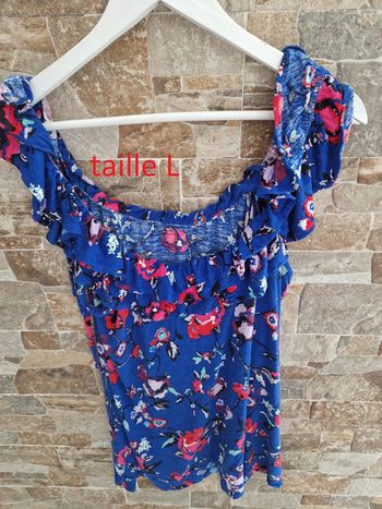 1 t-shirt bleu motifs fleurs  à bretelle taille L marque Yessica
