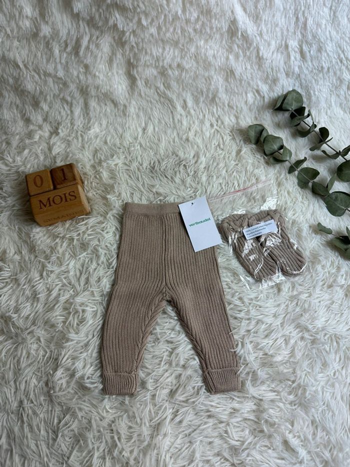 Pantalon tricot et paire de chaussons bébé Vertbaudet taille 1 mois