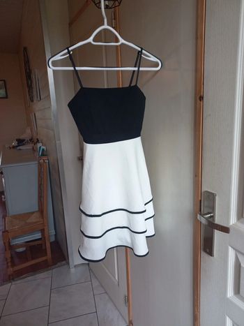 Robe noire et blanche