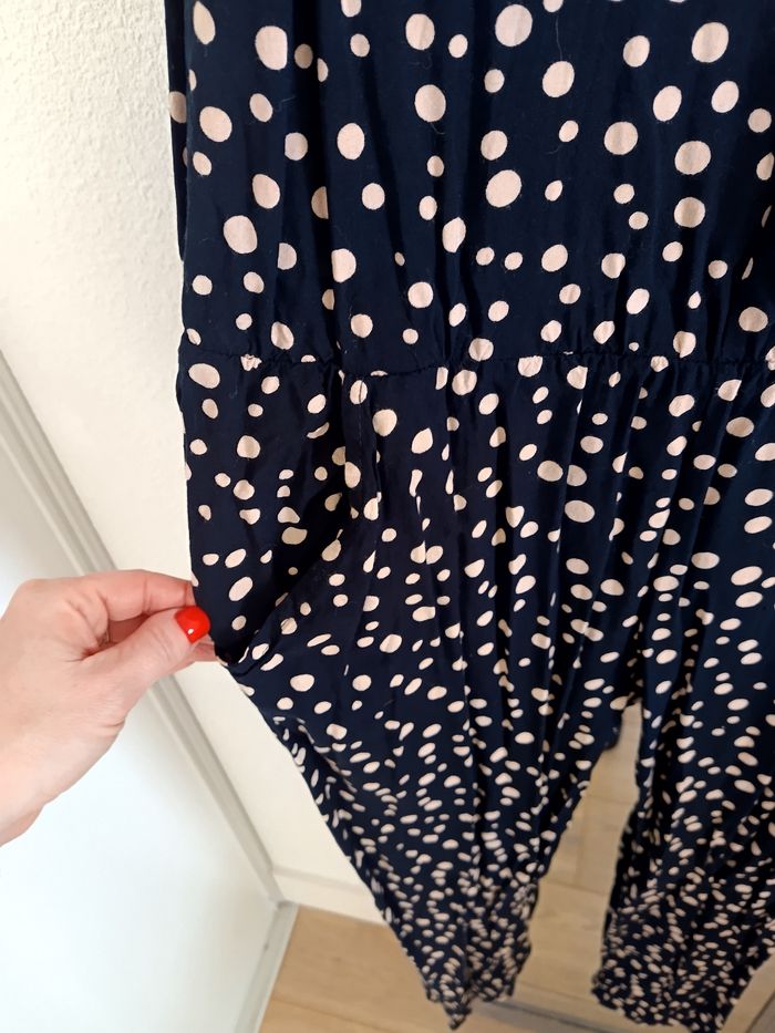 Combi-pantalon pratiquement neuve, portée 2 fois, bleu à pois beige, 2 poches, élastique à hauteur de la ceinture, fermeture éclair devant. De la marque Wappa Wappa, de taille S. - photo numéro 7