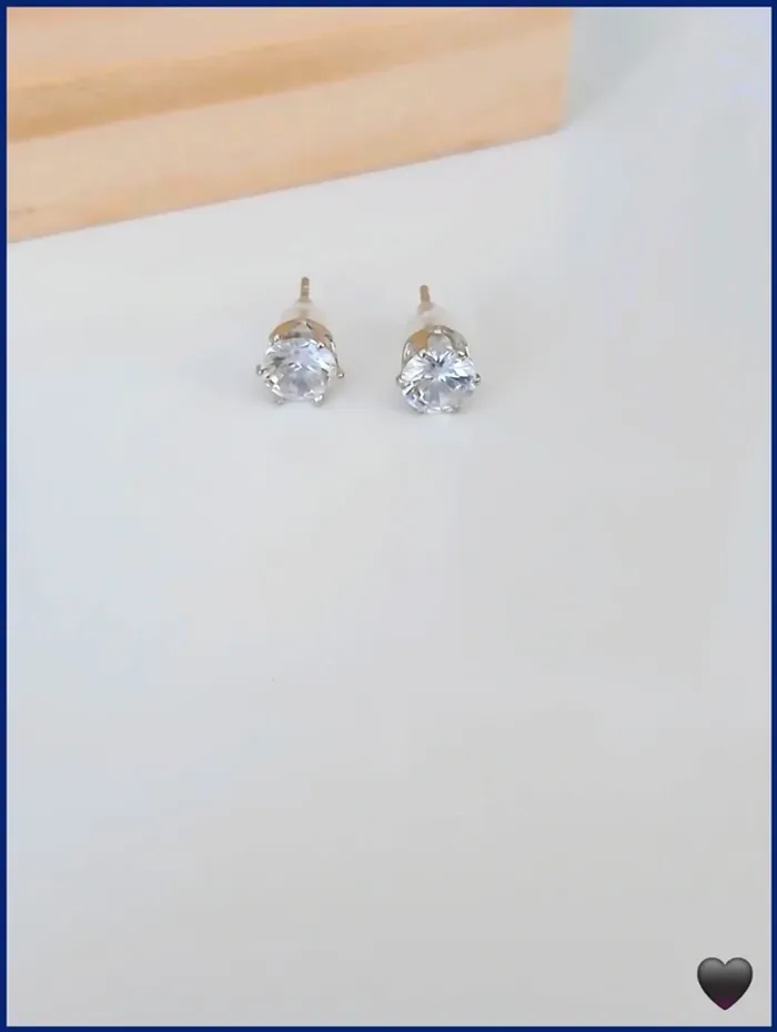 Clous d’oreilles effet diamant – Chic et minimaliste - photo numéro 2