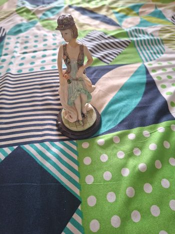 Sujet en résine sur socle bois pour décoration 