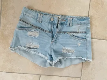 Short en jean clouté