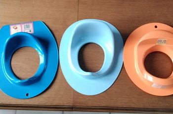 Réducteur  WC  pour  enfant  , 1 bleu  clair  ,1 bleu  foncé  ,1 orange 