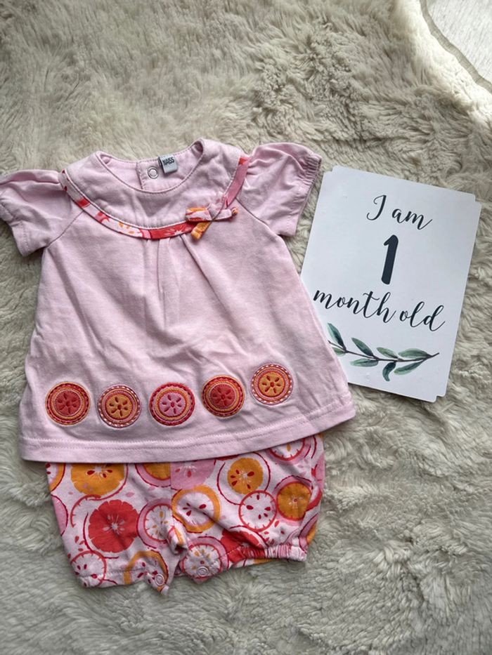 Combi short mignonne taille naissance légèrement épaisse