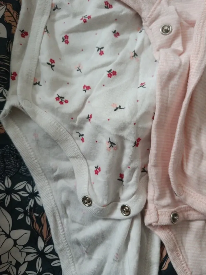 Lot de 2 bodies Kiabi fleurs rouges et rayé rose et blanc 12mois - photo numéro 4