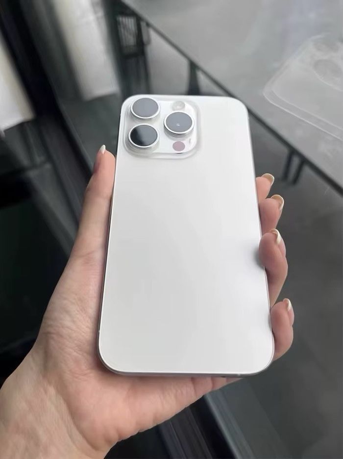 I P h o n e 15 pro max - photo numéro 2