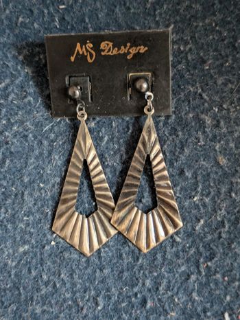 Petites boucles d'oreilles noires