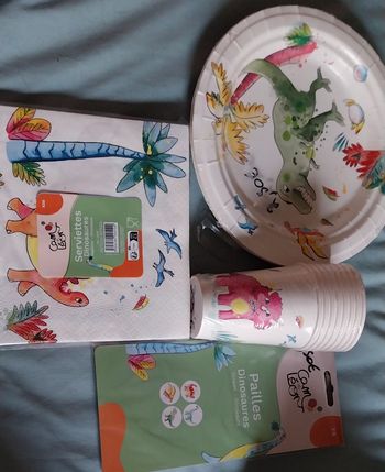 Lots anniversaires dinosaures 8 enfants assiettes ,serviettes gobelet  ,pailles