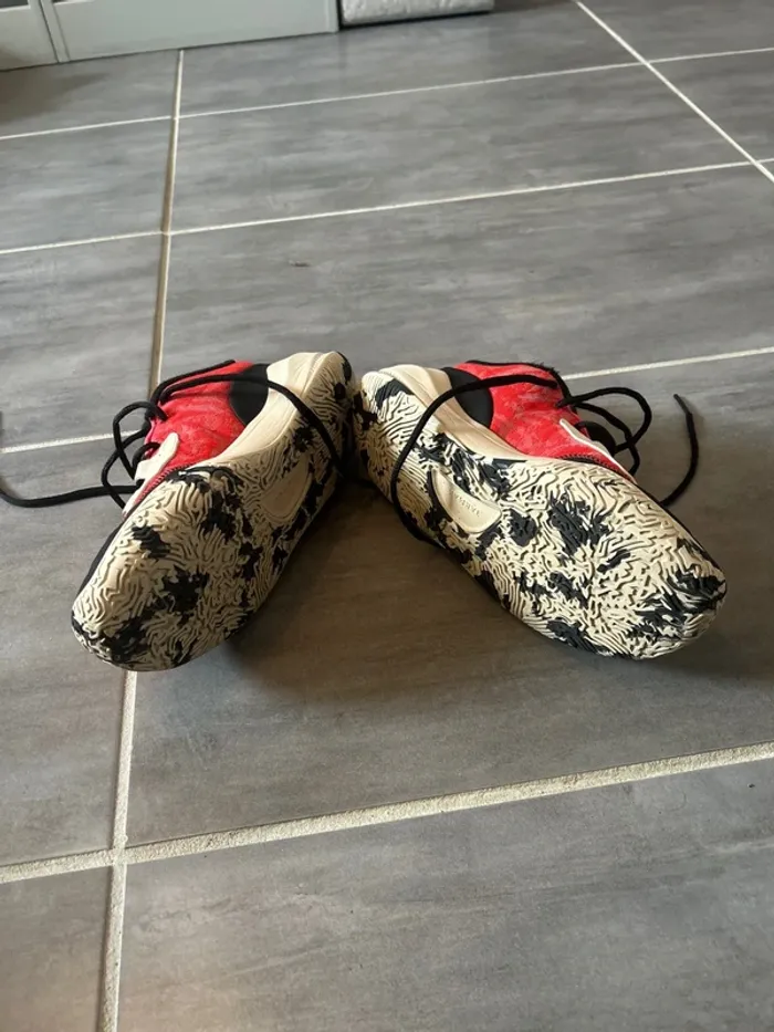 Chaussures de Basket rouge et blanche - photo numéro 3