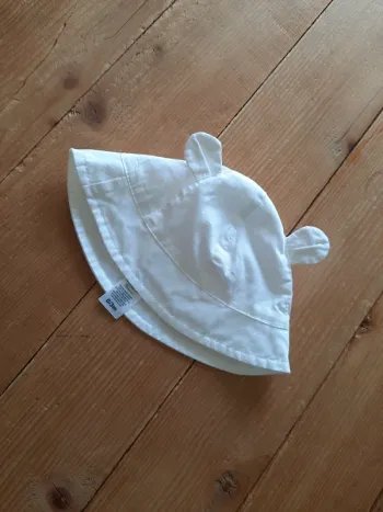 Chapeau blanc ourson