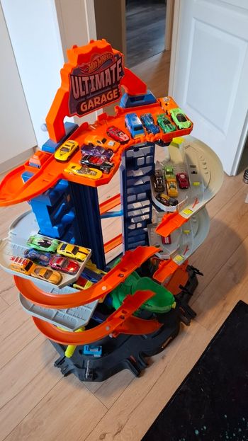 Ultime Garage Hotwheels Dinosaure excellent état. Remise en mains propres uniquement secteur Annecy