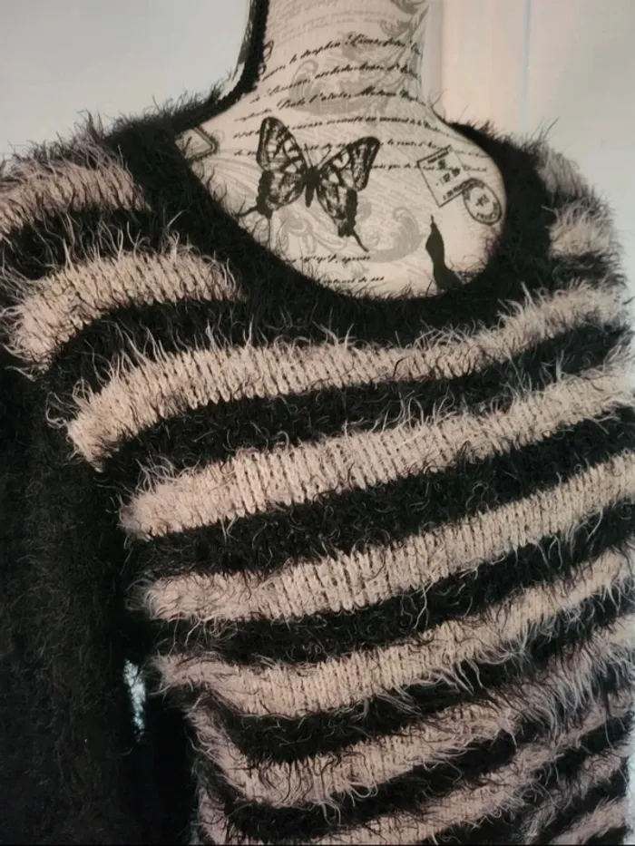 Superbe Pull tout doux à poils Gris et Noir de taille 42 - photo numéro 2