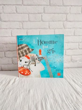Livre jeunesse l'homme tout gris
