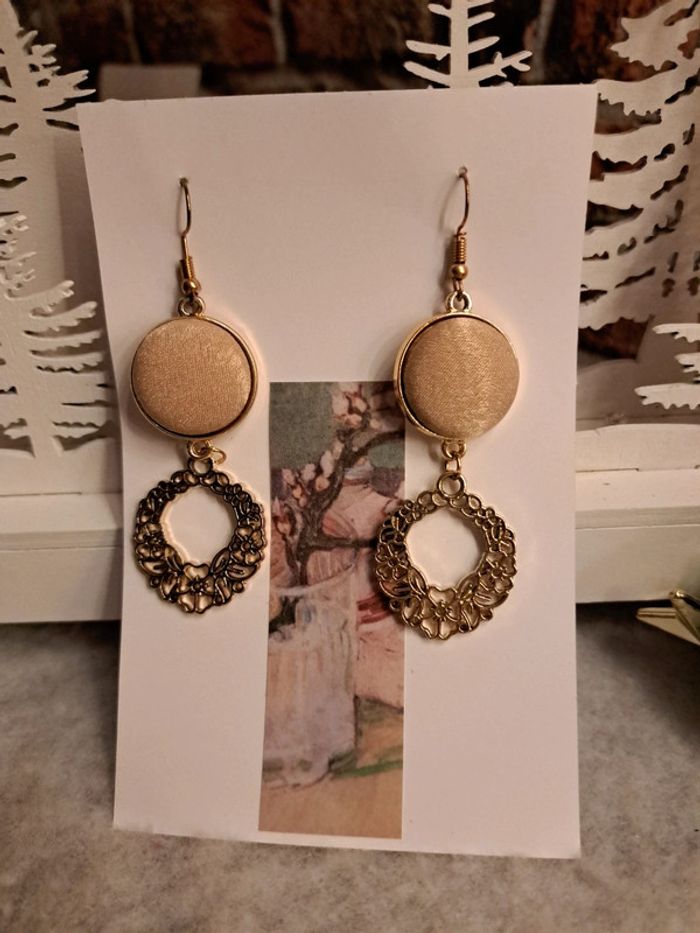 Boucles d'oreilles pendante beige doré - photo numéro 4