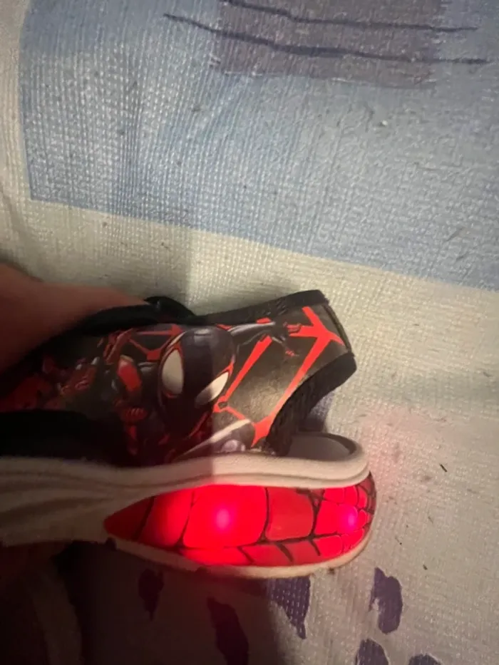 Claquette lumineuse Spiderman taille 27 - photo numéro 2