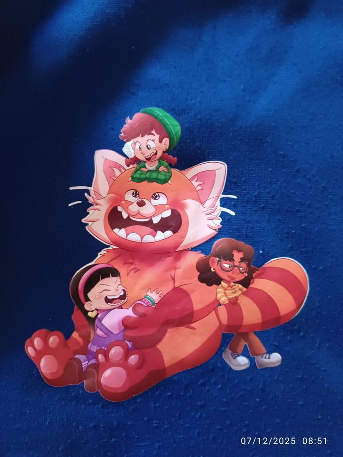 Pull dessin animé RED - photo numéro 2