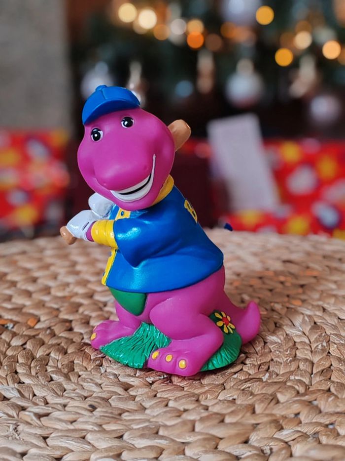 Figurine tirelire Barney dinosaure violet baseball