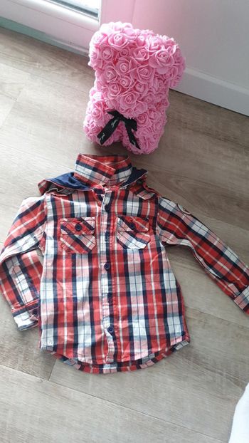 Chemise bleu marine et rouge