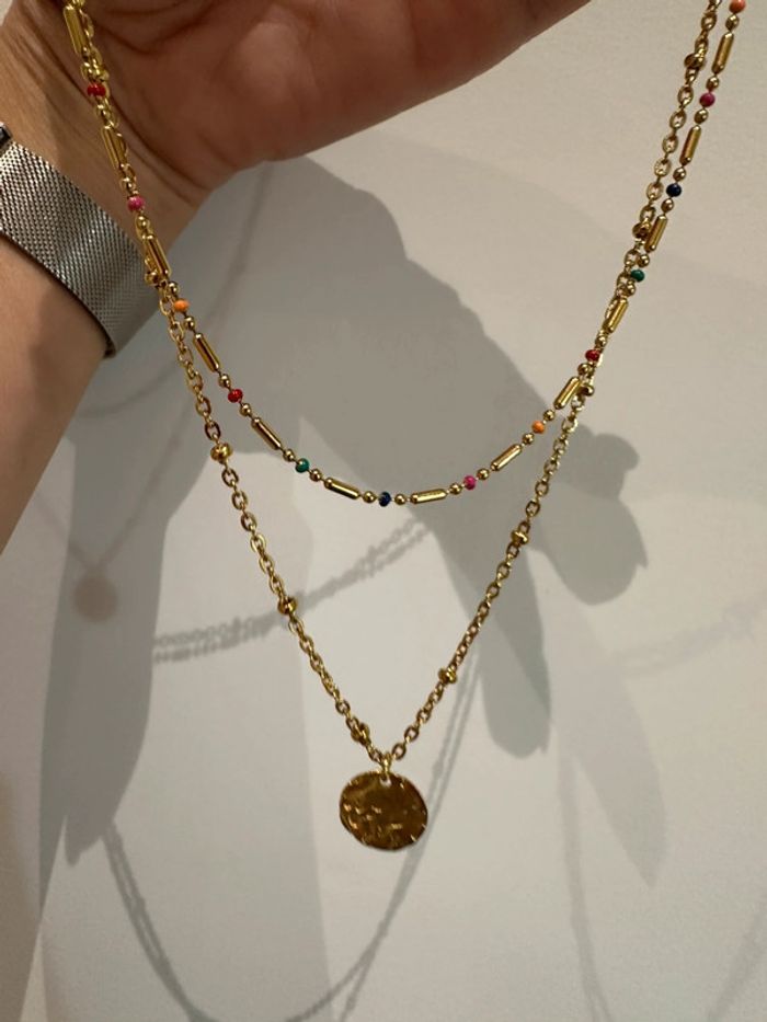 Collier plusieurs rang en acier or et bille en multicolore